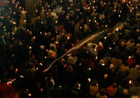 Credinciosii catolici asculta slujba din Noaptea Invierii, la Catedrala Sfantul Iosif din Bucurestii